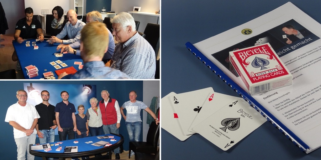 Teilnehmer üben im Zauberkus Kartentricks